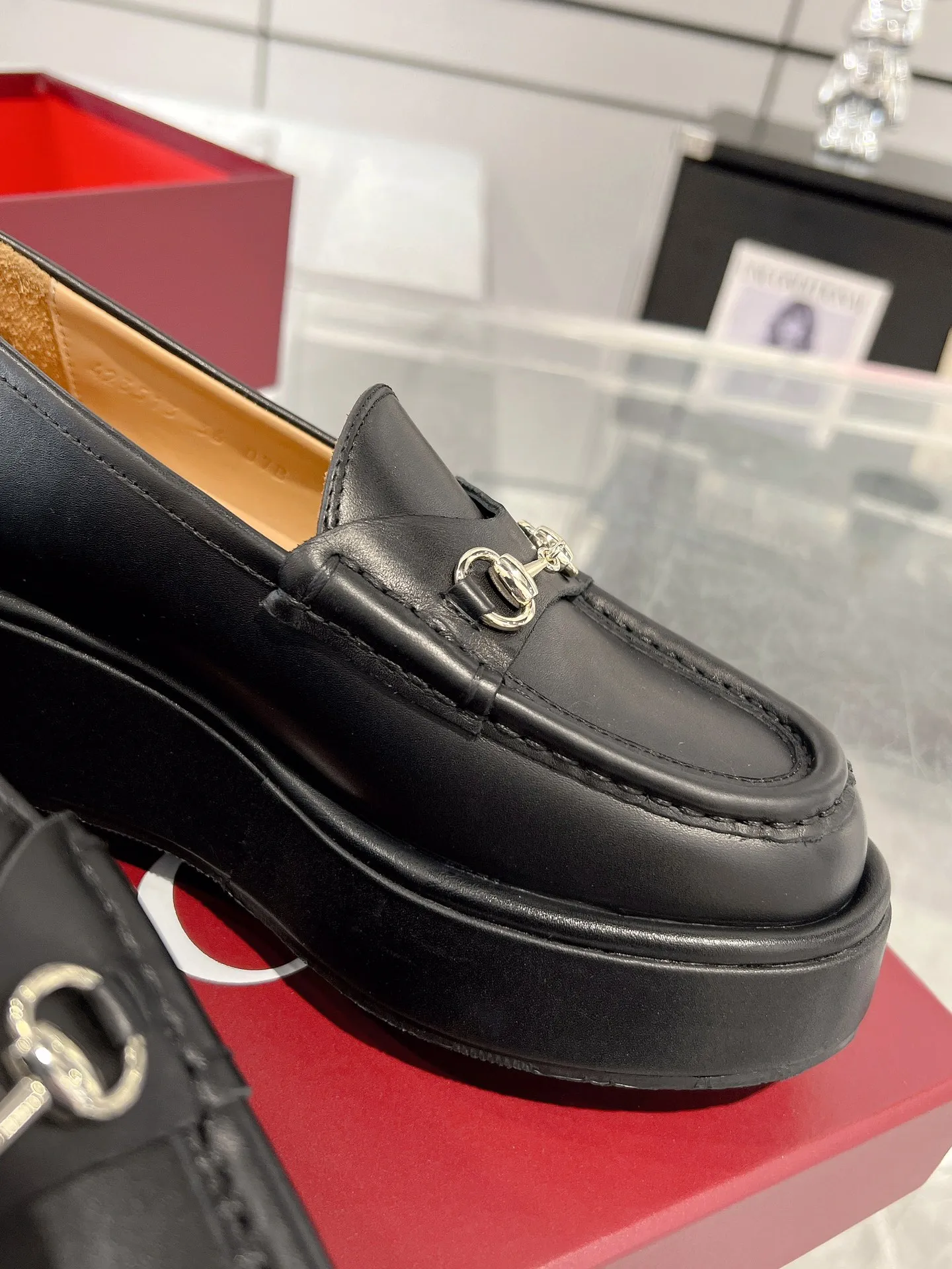 👟👟Ex-factory price 640👟👟 Leather surface 💰Gucci’s latest women’s horsebit wedge loafers ❗️❗️ Original purchase, development and production. The brand’s classic elements inject timeless style into this exquisite horsebit loafer. Glossy leather is paired with light gold-tone hardware. Wedge detailing adds a personal touch to a classic style. Original customized cowhide. Original customized soft sheepskin lining. Original molded leather with rubber outsole. Bottom thickness: 2.5CM in the front and 5cm in the back. Number of yards: 35-41 (custom-made 40 and 41 are non-refundable)